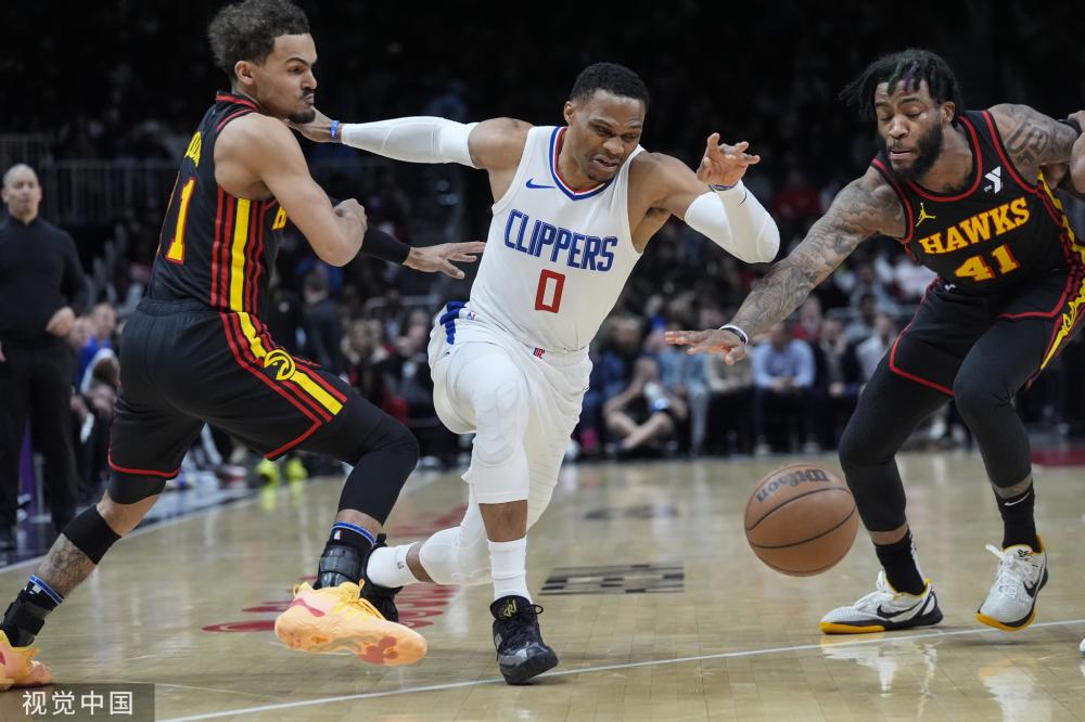 展示足球的 展示足球的